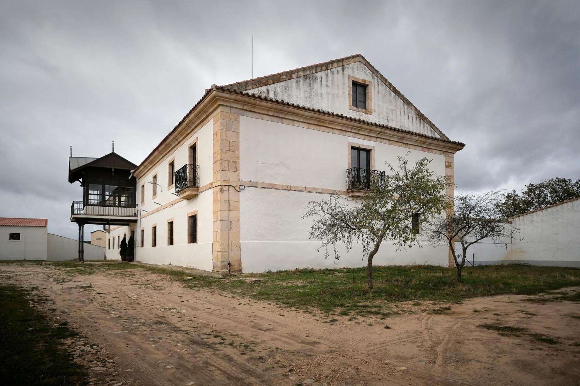 Casa Rural Palacio Conde De Aldana Con Piscina Entre Encinares Y Dehesas Terradillos Exterior photo